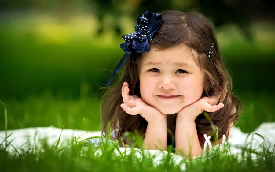 دختر بچه کیوت با لبخند دوست داشتنی و زیبا
