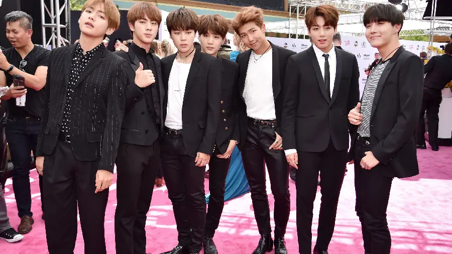 تصویر شایسته از اعضای بی تی اس BTS با ست مشکی سفید برای لپ تاپ