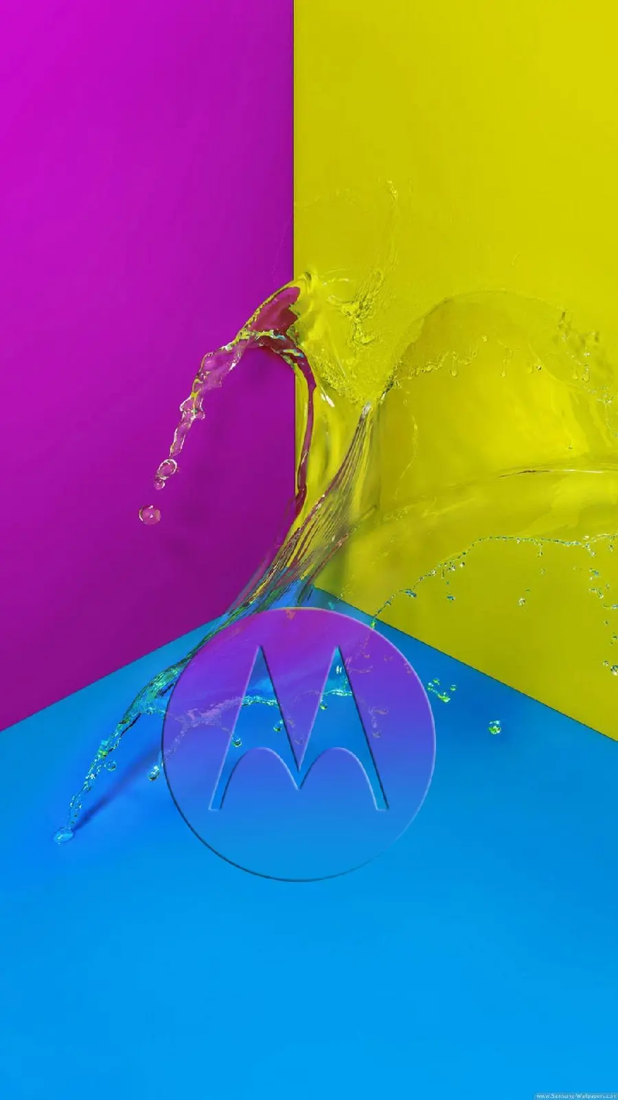 تصویر زمینه گوشی موتورولا مدل Moto E13 با رنگ های شاد و جذاب 