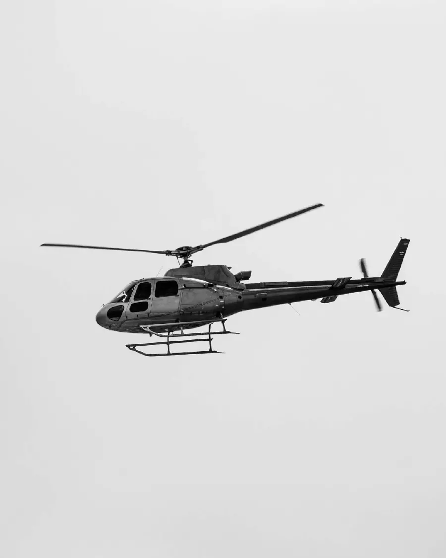 تصویر شیک ترین هلیکوپتر شخصی در حال پرواز 