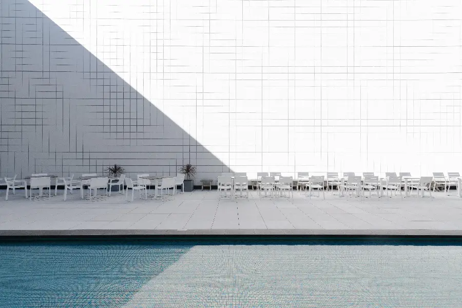 تصویر معماری مینیمال استفاده شده در این استخر روباز بزرگ 