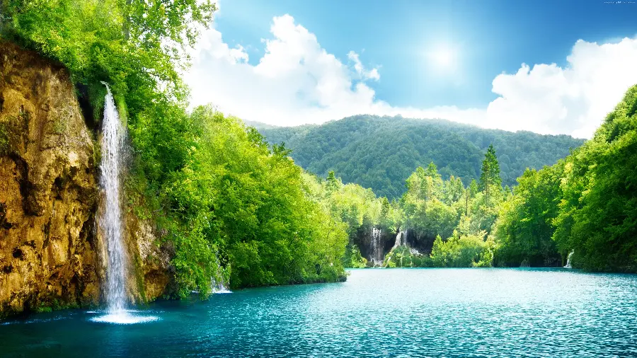 دانلود عکس طبیعت فوق العاده زیبا و چشمگیر دریاچه پر آب و آبشار شفاف کوهستانی 
