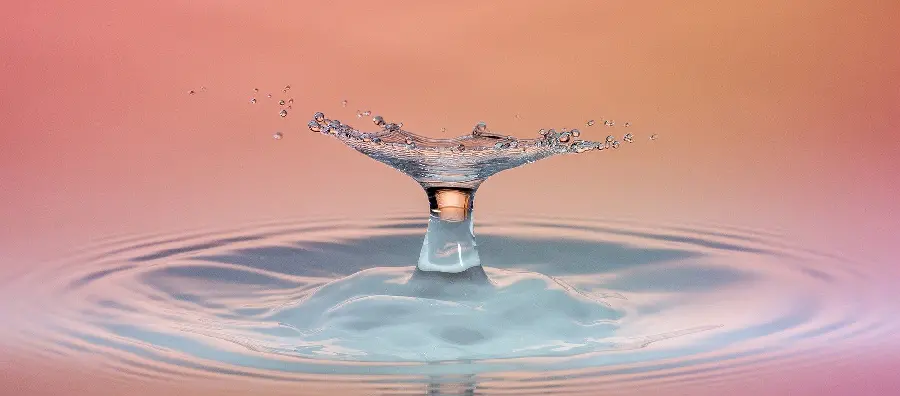 تصویر زمینه مکانیک سیالات مایع زلال و بی رنگ به نام آب