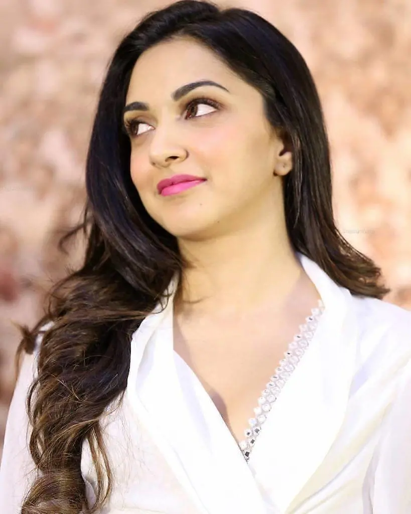 بکگراند طرح خوشگل وزیبا کیارا ادوانی کیارا آدوانی Kiara Advani