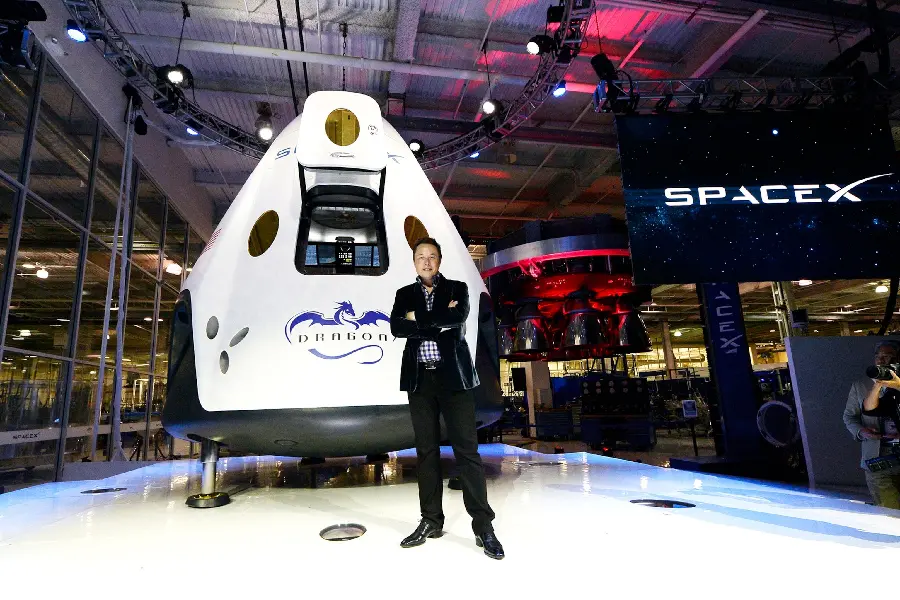 تصویر ایلان ماسک در کنار کپسول ساخته شده برای فرستادن انسان به مریخ