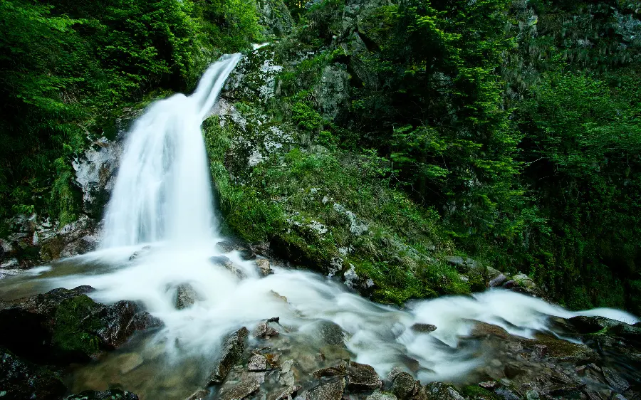 والپیپر از آبشاری در طبیعت زیبا و فوق العاده
