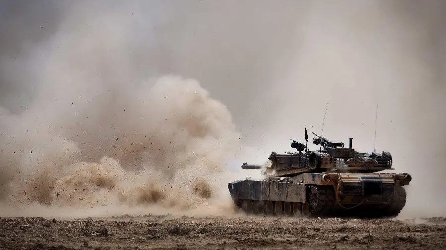 عکس استوک تانک عظیم درحال شلیک توپ در زمین جنگ