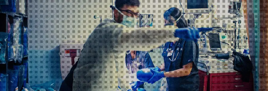 تصویر کمک رسانی تیم فوریت پزشکی به بیمار با کیفیت HD 