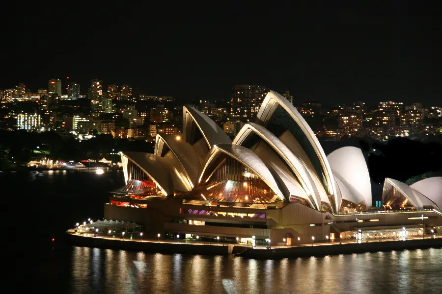 عکس بنا تاریخی خانه اپرای سیدنی در شب با کیفیت عالی