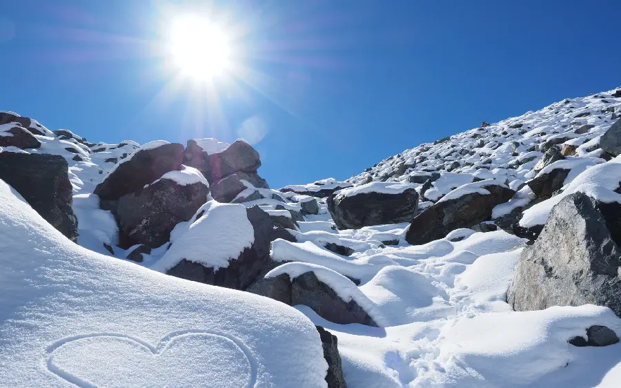 والپیپر خیلی خوشگل جدید از تاfش خورشید روی برف های سفید