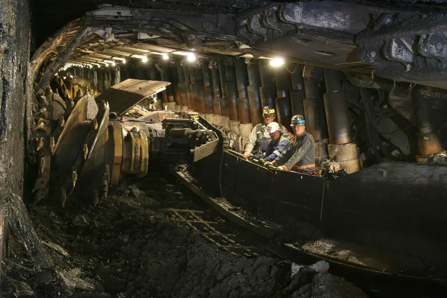 عکس مهندس معدن در حفره زیر زمینی افقی در حال استخراج