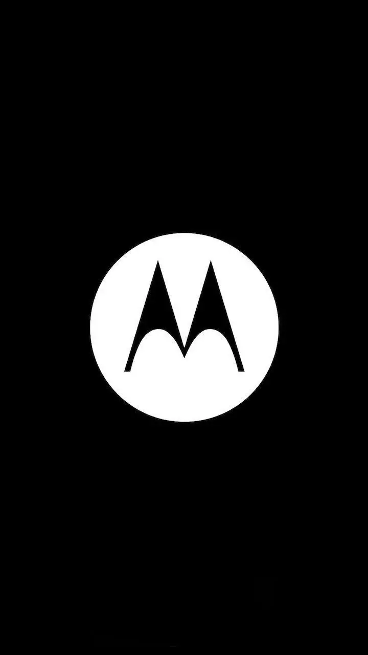 عکس زمینه سیاه و سفید گوشی موتورولا مدل Moto E13 با طرح لوگو این شرکت