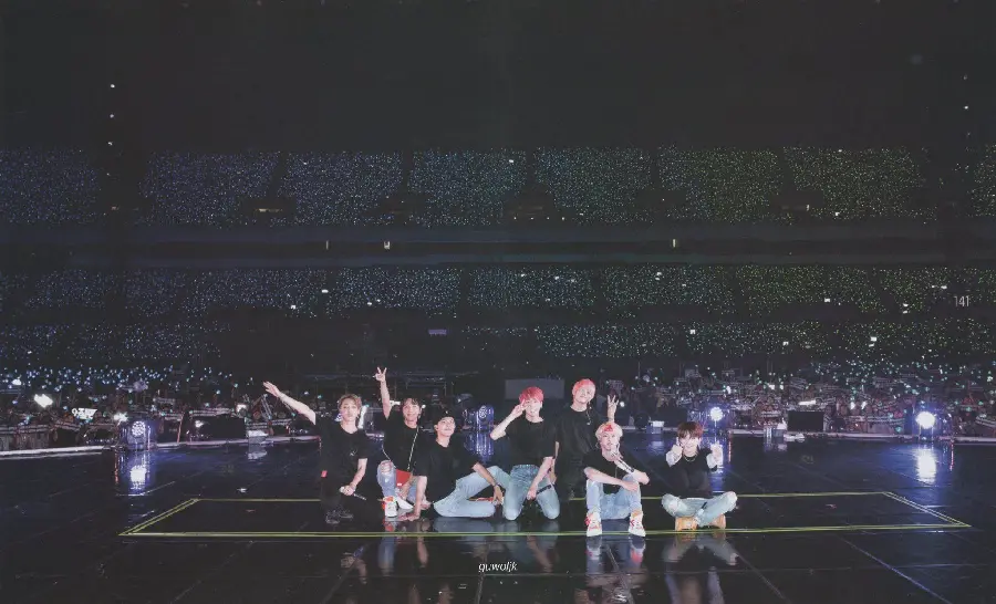 والپیپر با تم تیره از بی تی اس BTS روی استیج
