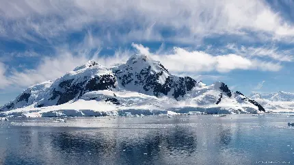 تصویر دریاچه پر آب در کوهستان مرتفع و زیبا یخی و برفی 