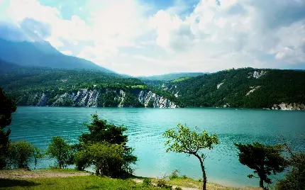 تصویر جاذبه گردشگری شمال ایران طرح دریاچه پر آب کوهستانی 