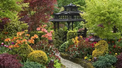 عکس باغ ذن با گل های رنگارنگ و آلاچیق ژاپنی با چوب مشکی