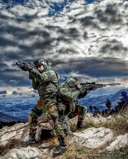 عکس استوک دو سرباز قوی جثه و نیرومند با کیفیت بالا 