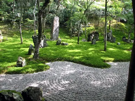 باغ ذن سرسبز با تخته سنگ های کوچک و بزرگ کنار مسیر شن و ماسه