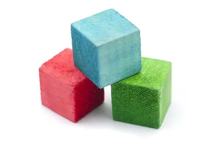 عکس بلوک های اسباب بازی سبز و قرمز و آبی برای کودکان