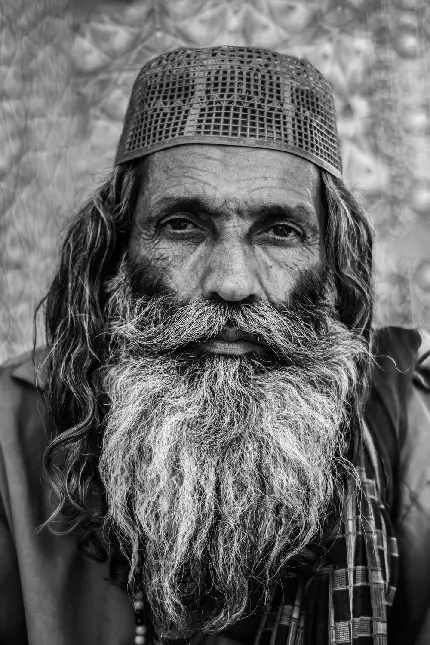 عکس زمینه پیرمرد ریش بلند با نم سیاه و سفید محبوب