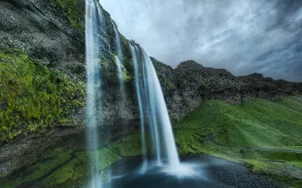 تصویر زمینه از منظره آبشار مرتفع طبیعی برای استوری اینستاگرام 
