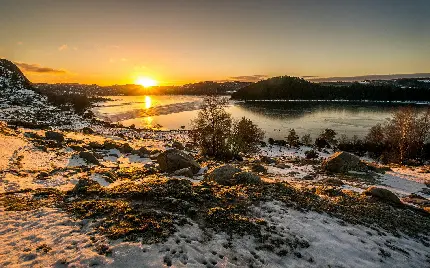 تصویر از نقطه خوش منظره طبیعت و تابش خورشید بر روی برف های درحال ذوب شدن