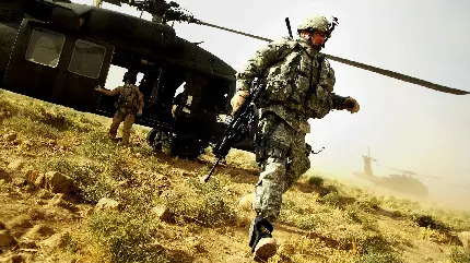 سربازان نظامی درحال پیاده شدن از هلیکوپتر ارتش
