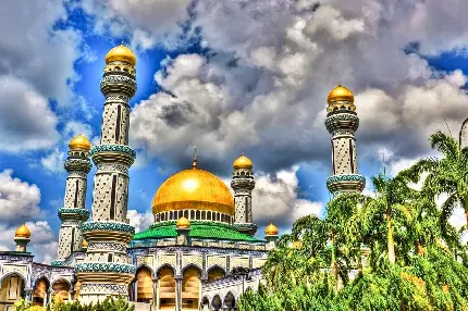 عکس اسلامی مسجد با گنبد و مناره های طلایی زیر آسمان آبی