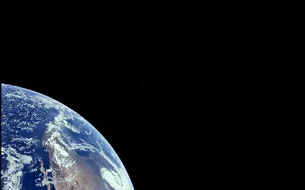 تصویر کره زمین در تاریکی فضای کهکشان راه شیری 