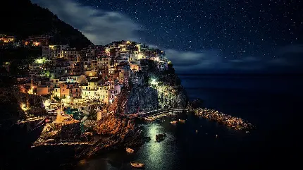 تصویری از معماری ساختمان های ایتالیا در شب 8k