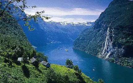 عکس از منطقه وسیع و جنگلی همراه رودخانه از طبیعت اروپایی