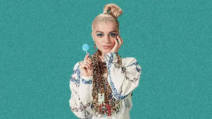 عکس کیوت بی‌ بی رکسا Bebe Rexha با آبنبات و زمینه سبز 