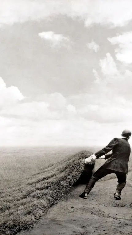عکس سورئالیسم بلند کردن چمن از روی زمین توسط مرد کت شلواری