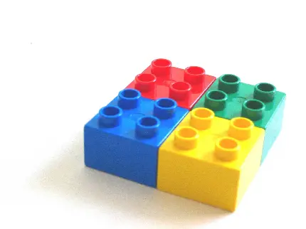 مکعب رنگارنگ ساخته شده با بلوک های پلاستیکی بازی خانه سازی