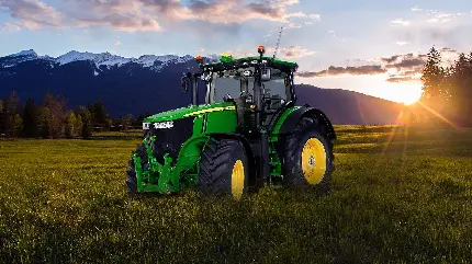 عکس استوک تراکتور سبز برای تبلیغ محصولات اورگانیک و زراعی