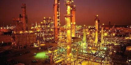 عکس پالایشگاه نفت یک واحد صنعتی بزرگ و پیچیده‌