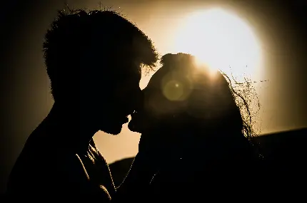 عکس جذاب بوسه ی رمانتیک‌ زوج جوان و پرشور و اشتیاق 4K