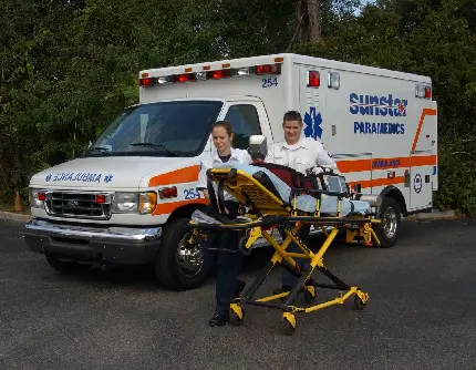 عکس تیم فوریت های پزشکی درحال انتقال بیمار به بیمارستان