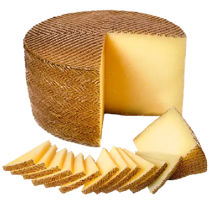 تصویر دور بریده شده خوشگل پنیر اصل تهیه شده از شیر بز