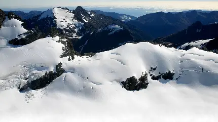 عکس پس زمینه کوه های احاطه شده با برف های سنگین مختص دسکتاپ 