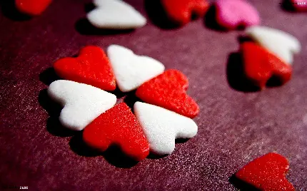 عکس آبنبات های قرمز و سفید به شکل قلب