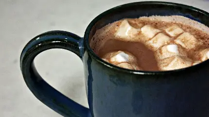 دانلود عکس مارشملو های حل شده داخل شکلات داغ از نزدیک