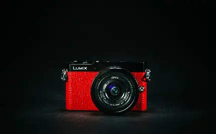 والپیپر ساده طرح دوربین عکاسی قرمز با زمینه مشکی 