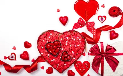 تصویر زمینه عاشقانه قلب های قرمز شکلاتی در جعبه کادوی قلبی