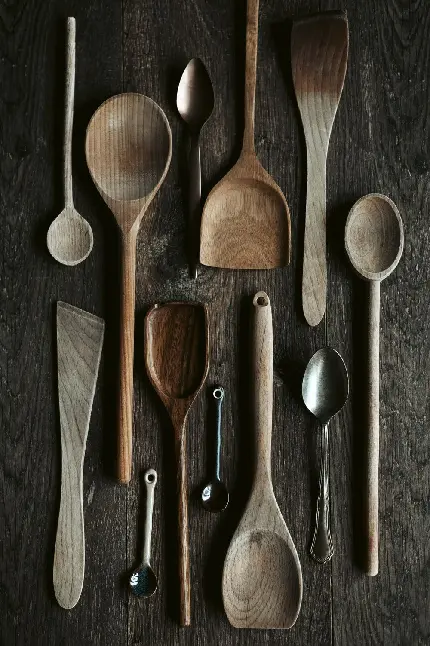 عکس ظروف پخت و پز چوبی یک عامل مهم در زیبایی آشپزخانه