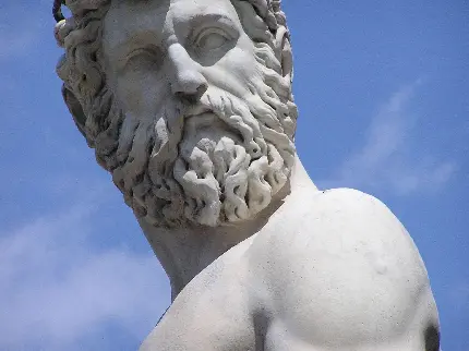 عکس مجسمه یونانی با ظرافت کلاسیک و چهره ای پر از جزئیات