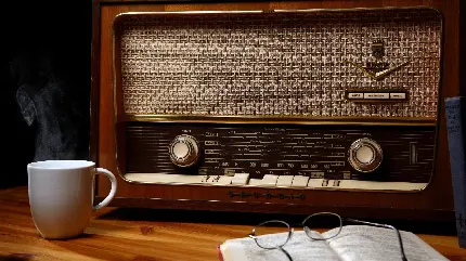 تصویر زمینه کلاسیک و جالب از رادیو برای علاقمندان به اشیا قدیمی 