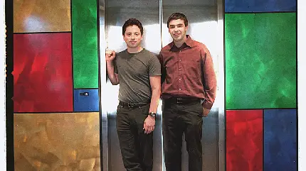 عکس گرفته شده از لری پیج و سرگئی برین جلوی آسانسور