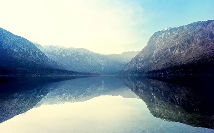 دانلود عکس دریاچه پر آب شفاف میان کوهستان های مرتفع و مستحکم 