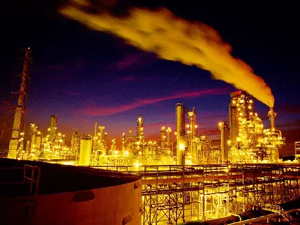 دانلود رایگان عکس پالایشگاه نفت در حال تولید آلاینده
